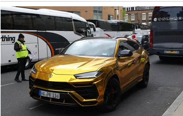 Mặc tin đồn đến Trung Quốc, Aubameyang xuống phố với siêu xe Lamborghini  - Bóng Đá