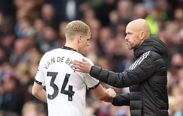 Man United fans insist Donny van de Beek 'doesn't have a future' - Bóng Đá