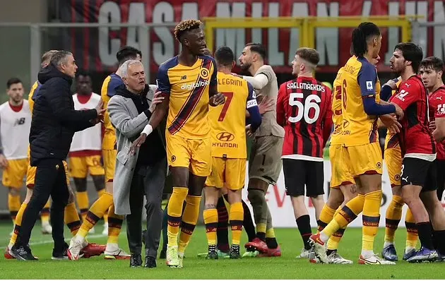 Jose Mourinho Ran Onto The Pitch To Stop Tammy Abraham From Being Sent Off Against AC Milan - Bóng Đá