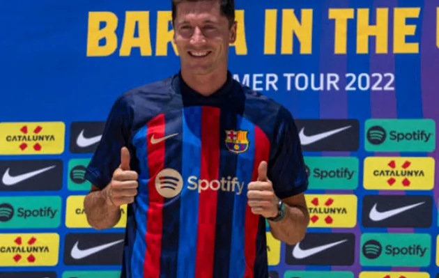 Lewandowski ra mắt Barcelona - Bóng Đá