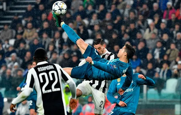 CR7 tỏa sáng: Thế giới cúi đầu trước anh, anh cúi đầu trước CĐV Juventus - Bóng Đá