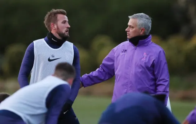 Mourinho ôm Alli trước mặt Kane - Bóng Đá