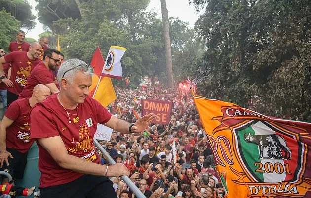 Jose Mourinho ấm lòng khi được biển người ở Rome chào đón - Bóng Đá