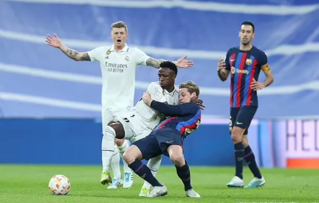 Vinicius Jr tangles with Man Utd target Frenkie De Jong - Bóng Đá