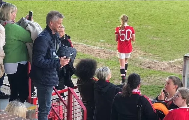 Ole Gunnar Solskjaer watches on as his daughter Karna secures the WSL Academy League title with Manchester United Women U21s - Bóng Đá