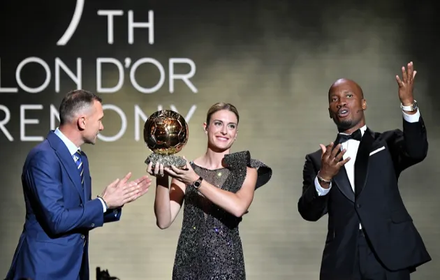 Bạn gái Drogba điệu đà trong buổi trao giải Ballon d'Or - Bóng Đá