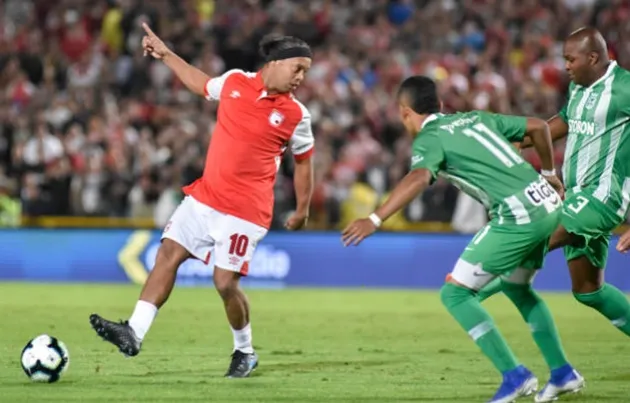 Brazil legend Ronaldinho rolls back the years with stunning no-look assist as he turns out for Colombian side Sante Fe in a friendly - Bóng Đá