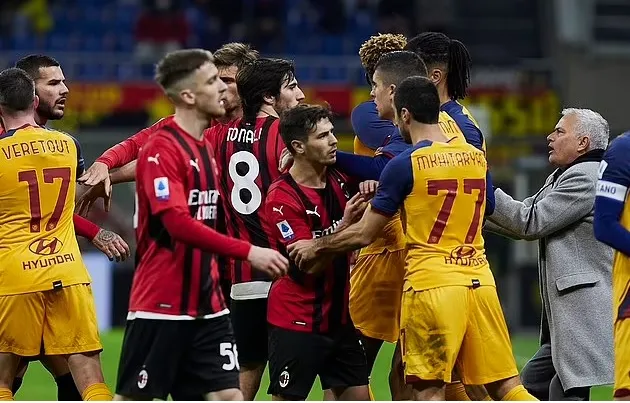 Jose Mourinho Ran Onto The Pitch To Stop Tammy Abraham From Being Sent Off Against AC Milan - Bóng Đá