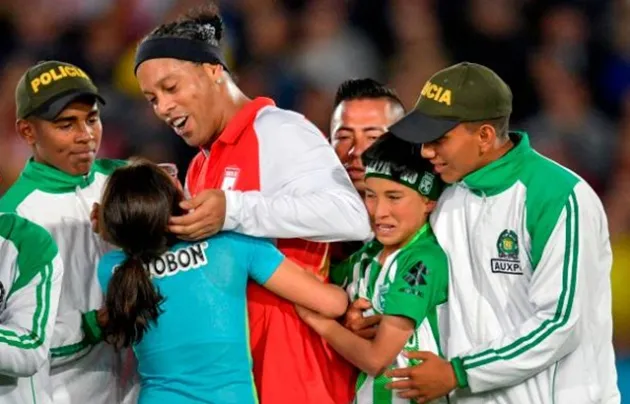 Brazil legend Ronaldinho rolls back the years with stunning no-look assist as he turns out for Colombian side Sante Fe in a friendly - Bóng Đá