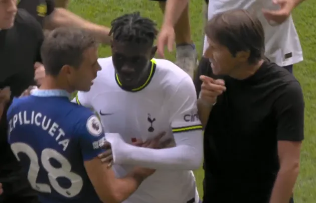 Sau Azpilicueta, Conte đụng độ thêm 1 sao Chelsea trong đường hầm - Bóng Đá