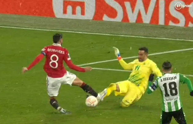 Bruno Fernandes escapes red for lunge on former Man City keeper Claudio Bravo in United's 4-1 win over Real Betis... - Bóng Đá