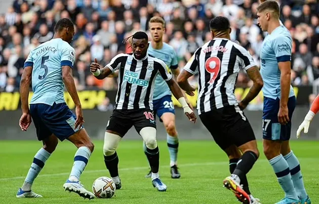 Allan Saint-Maximin suffers setback just one week after returning from a hamstring injury. - Bóng Đá