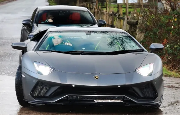 Antony was seen arriving for Manchester United training on Monday - Bóng Đá