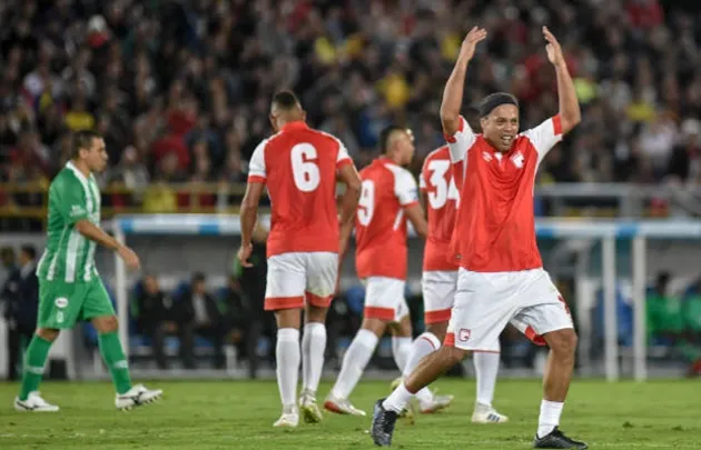 Brazil legend Ronaldinho rolls back the years with stunning no-look assist as he turns out for Colombian side Sante Fe in a friendly - Bóng Đá