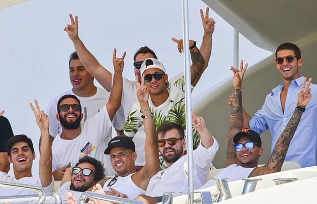 Neymar du hí ở Saint Tropez, mừng chiến công của đội nhà - Bóng Đá