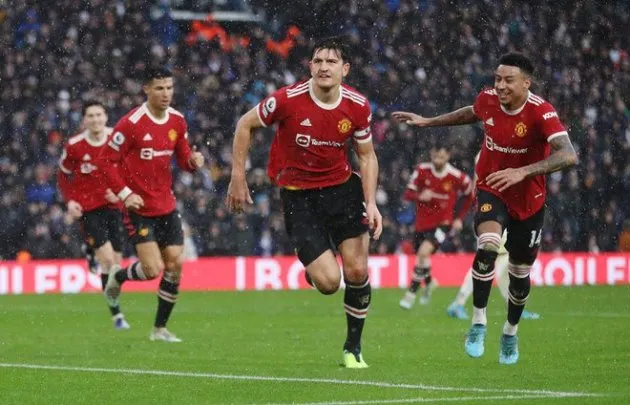 Elanga bị ném xu vào đầu, Maguire hét lớn vào CĐV Leeds - Bóng Đá