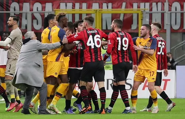 Jose Mourinho Ran Onto The Pitch To Stop Tammy Abraham From Being Sent Off Against AC Milan - Bóng Đá