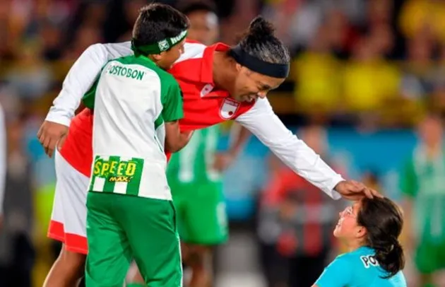 Brazil legend Ronaldinho rolls back the years with stunning no-look assist as he turns out for Colombian side Sante Fe in a friendly - Bóng Đá