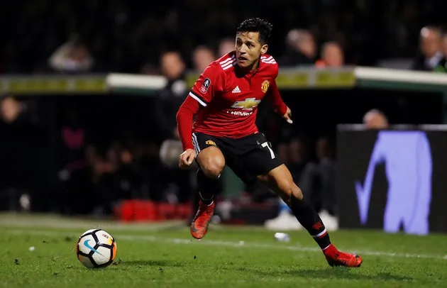 CĐV vây kín Alexis Sanchez sau trận ra mắt hoàn hảo - Bóng Đá