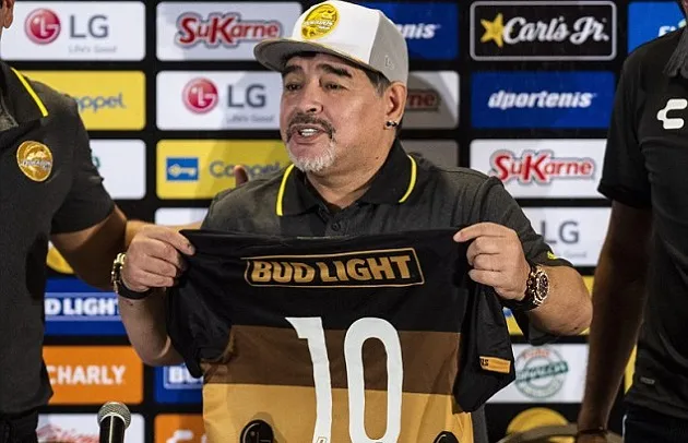 Hùng hục nhặt bóng cho học trò, Maradona giờ đã khác - Bóng Đá