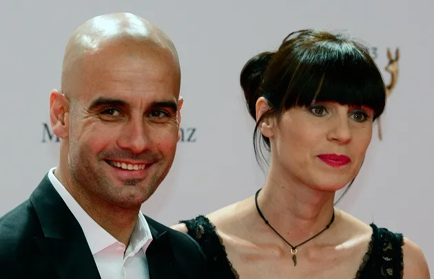 Pep Guardiola fashion style: Coats, hoodies & shoes and why Man City manager's wife chooses what he wears - Bóng Đá