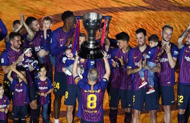 Iniesta khóc nức nở trong trận đấu cuối cùng dưới màu áo Barca - Bóng Đá