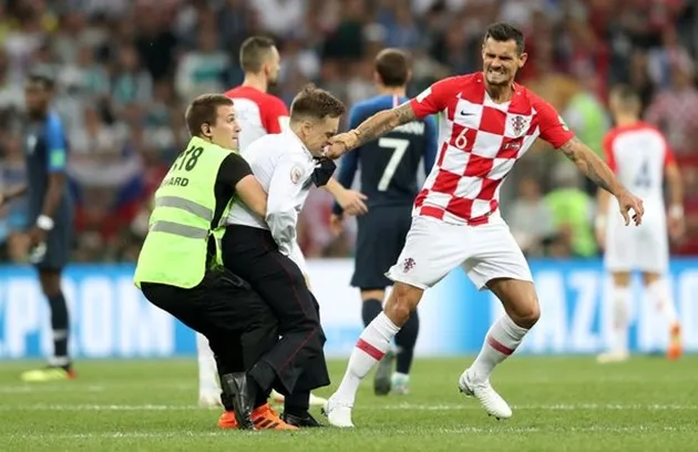 Dejan Lovren giải thích hành động tự tay 'xử lý' Hooligan - Bóng Đá