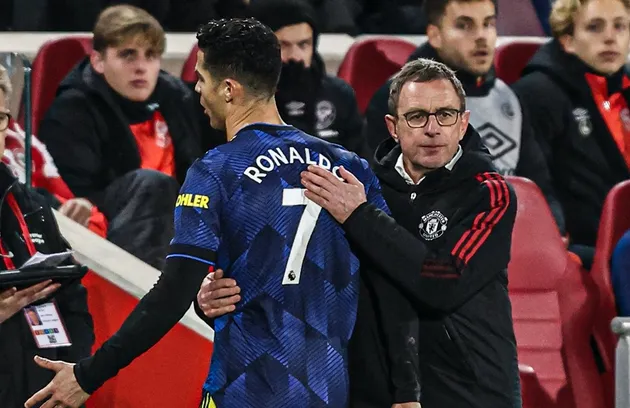 Ronaldo giận dữ ném áo, HLV Rangnick liền phản ứng ngay lập tức - Bóng Đá