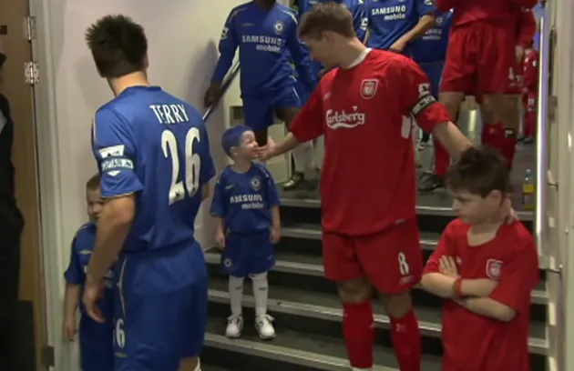 Watch hilarious moment cheeky West Ham mascot taunts Thiago Silva in tunnel  - Bóng Đá