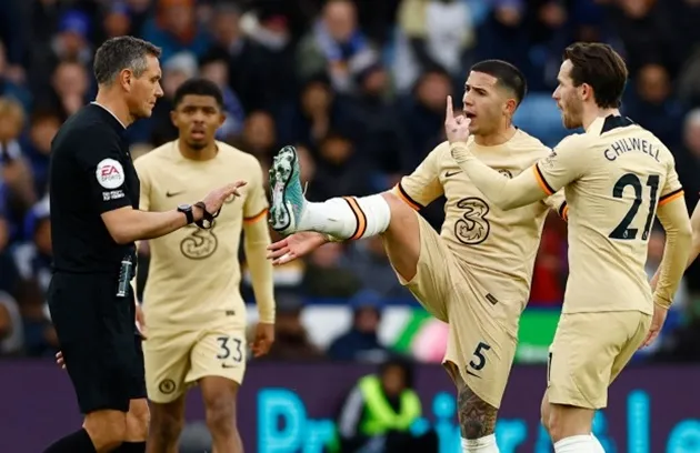 Những hình ảnh phản cảm xuất hiện trong trận Leicester - Chelsea - Bóng Đá