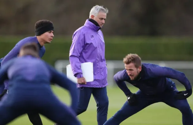 Mourinho ôm Alli trước mặt Kane - Bóng Đá