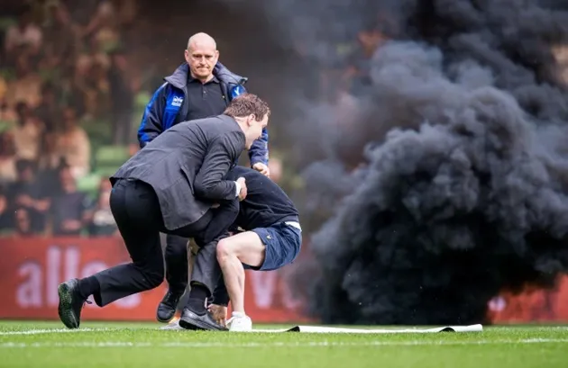 Ajax clash ABANDONED just ten minutes - Bóng Đá
