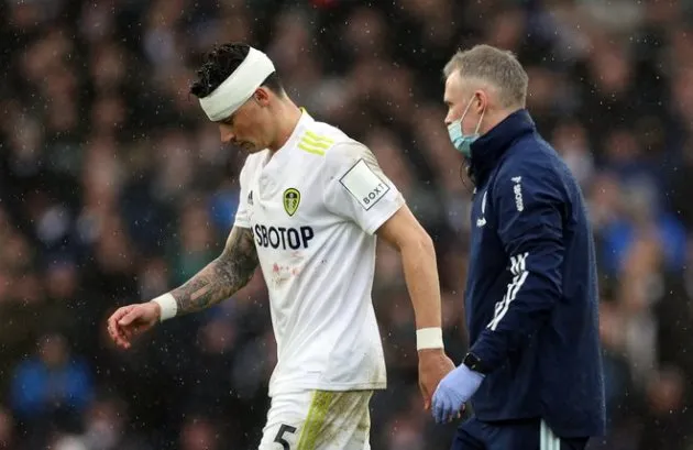 Elanga bị ném xu vào đầu, Maguire hét lớn vào CĐV Leeds - Bóng Đá