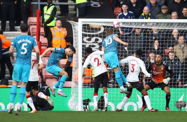 Hòa như thua trước Southampton, ghế Conte chỉ còn