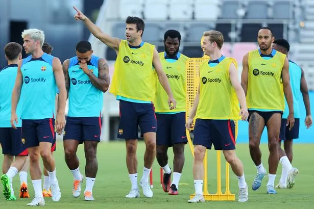 Pique puts pressure on De Jong - Bóng Đá