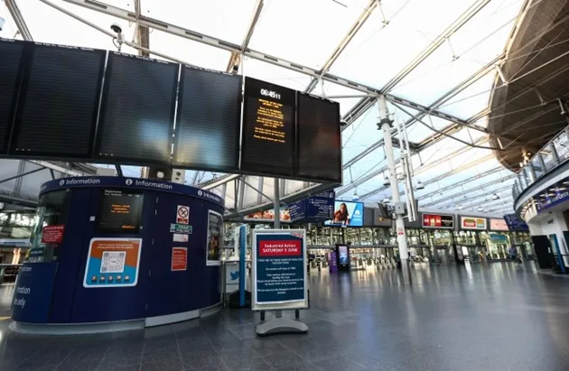 FA Cup final fans pile into Wembley for Utd v City after frantic road dash amid train strike hell… as stations lie empty - Bóng Đá