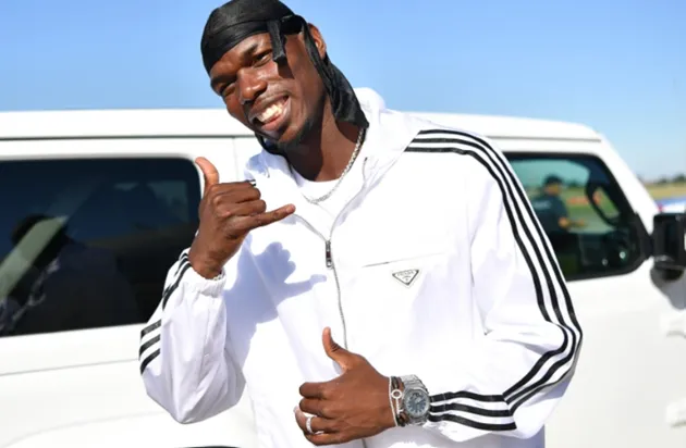 Paul Pogba mobbed by Juventus fans after touching down in Turin - Bóng Đá