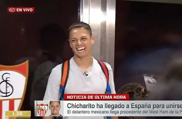 Javier Hernandez on the verge of return to Spain as West Ham wantaway poses in front of Sevilla crest after touching down - Bóng Đá