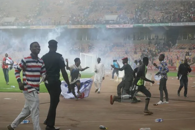 Sao Arsenal ghi bàn loại Nigeria khỏi World Cup, CĐV điên tiết tràn vào sân - Bóng Đá