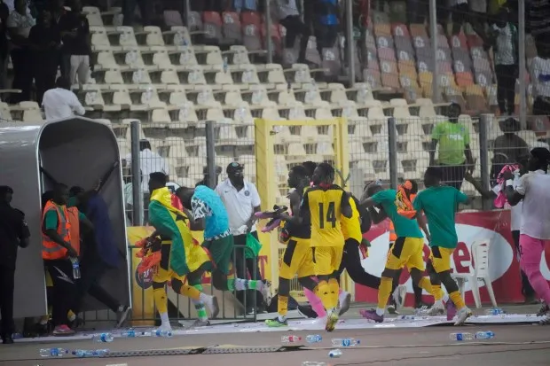 Sao Arsenal ghi bàn loại Nigeria khỏi World Cup, CĐV điên tiết tràn vào sân - Bóng Đá