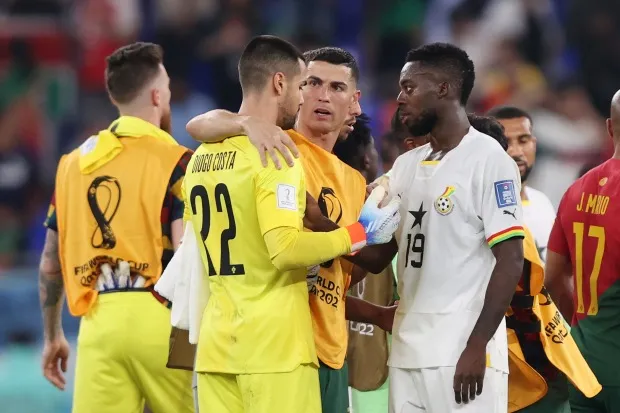 ‘He nearly died’ – Watch Cristiano Ronaldo’s heart-in-mouth reaction to Portugal keeper’s last-minute howler vs Ghana - Bóng Đá