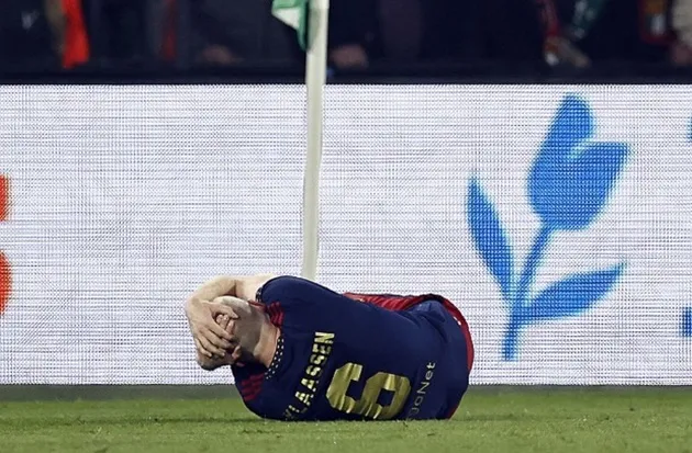 Feyenoord vs Ajax stopped TWICE as ex-Prem star bleeding after object thrown from crowd and stadium flooded with smoke - Bóng Đá