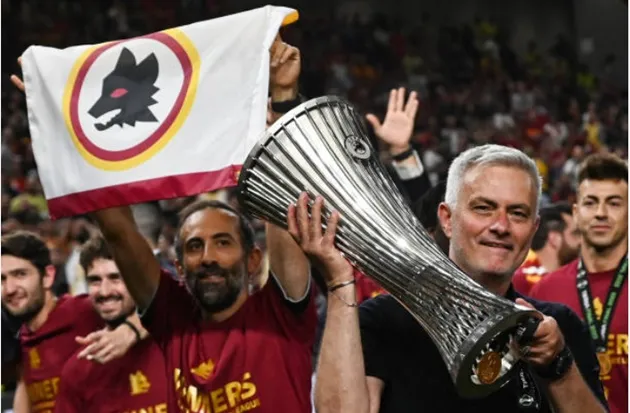 Mourinho lặng lẽ khóc một mình sau khi nhận huy chương - Bóng Đá