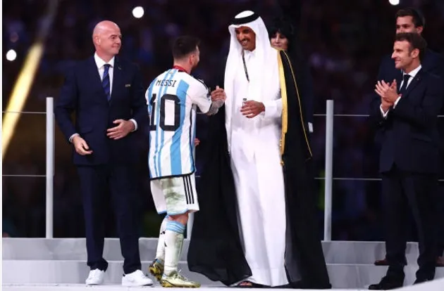 Cận cảnh vua Qatar choàng áo bào cho Messi - Bóng Đá