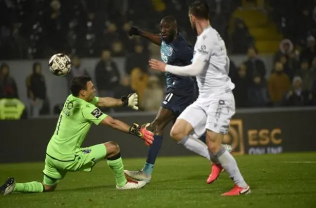 Porto star Moussa Marega tells Vitoria fans to ‘f*** yourself’ after he walks off the pitch following vile racist abuse - Bóng Đá