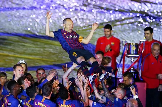 Iniesta khóc nức nở trong trận đấu cuối cùng dưới màu áo Barca - Bóng Đá