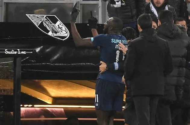 Porto star Moussa Marega tells Vitoria fans to ‘f*** yourself’ after he walks off the pitch following vile racist abuse - Bóng Đá