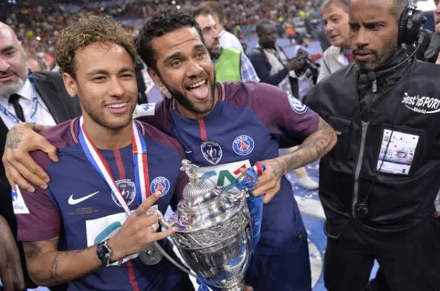 Neymar gượng gạo nhận cúp quốc gia Pháp cùng đồng đội - Bóng Đá