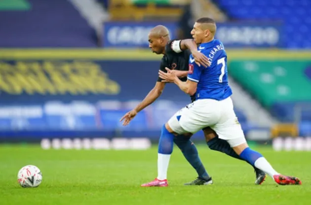 Fernandinho thúc cùi chỏ Richarlison - Bóng Đá