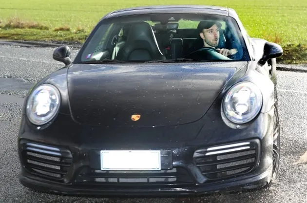 Antony was seen arriving for Manchester United training on Monday - Bóng Đá